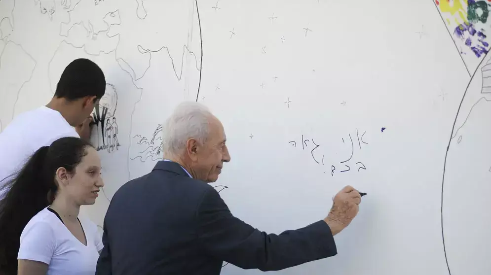 נשיא המדינה שמעון פרס ביום הראשון ללימודים בשער הנגב, אוגוסט 2012 נשיא המדינה שמעון פרס ביום הראשון ללימודים בשער הנגב, אוגוסט 2012