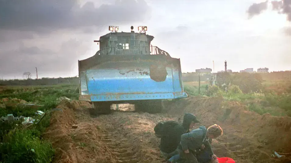רייצ'ל קורי, מפגינה נגד פעולות צה"ל בשטחים שנדרסה על ידי דחפור צבאי בשנת 2003 רייצ'ל קורי, מפגינה נגד פעולות צה"ל בשטחים שנדרסה על ידי דחפור צבאי בשנת 2003