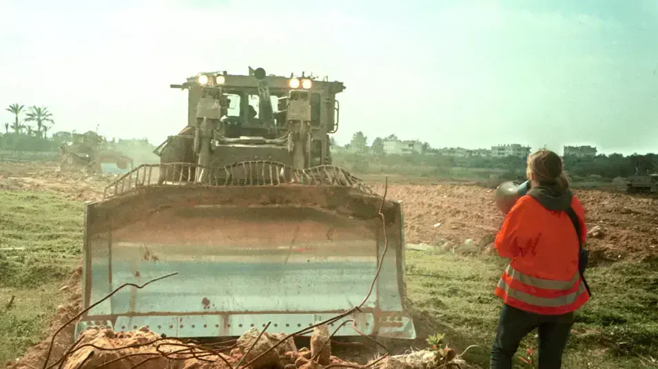 רייצ'ל קורי, מפגינה נגד פעולות צה"ל בשטחים שנדרסה על ידי דחפור צבאי בשנת 2003 רייצ'ל קורי, מפגינה נגד פעולות צה"ל בשטחים שנדרסה על ידי דחפור צבאי בשנת 2003