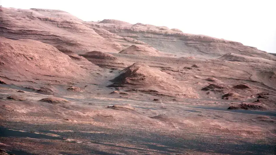 תמונה צבעונית חדשה באיכות גבוהה שצילמה הגשושית "קיוריוסיטי" על פני המאדים, בה נראה בסיס הר שארפ, 28 באוגוסט 2012 תמונה צבעונית חדשה באיכות גבוהה שצילמה הגשושית "קיוריוסיטי" על פני המאדים, בה נראה בסיס הר שארפ, 28 באוגוסט 2012