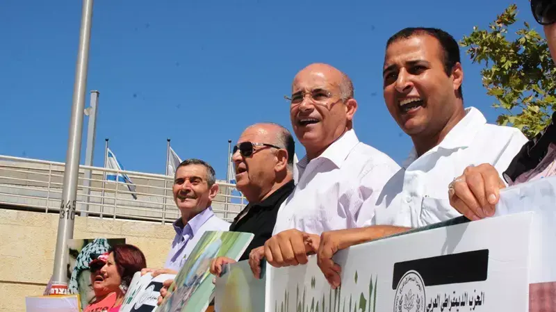 ח"כ טאלב א-סנע דורך על תמונה של שר החוץ אביגדור ליברמן בהפגנה נגדו, בעקבות דבריו בגנות אבו מאזן ח"כ טאלב א-סנע דורך על תמונה של שר החוץ אביגדור ליברמן בהפגנה נגדו, בעקבות דבריו בגנות אבו מאזן