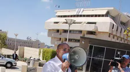 ח"כ טאלב א-סנע דורך על תמונה של שר החוץ אביגדור ליברמן בהפגנה נגדו, בעקבות דבריו בגנות אבו מאזן