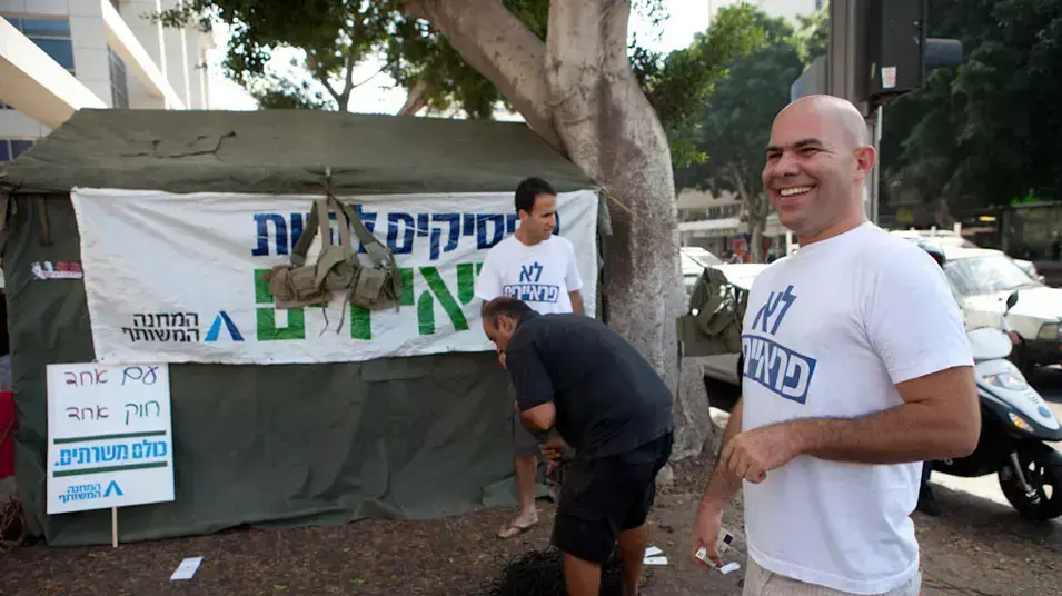 מאהל הפראיירים מקימים מאהל חדש מחוץ לביתו של שר הביטחון אהוד ברק, אוגוסט 2012 מאהל הפראיירים מקימים מאהל חדש מחוץ לביתו של שר הביטחון אהוד ברק, אוגוסט 2012