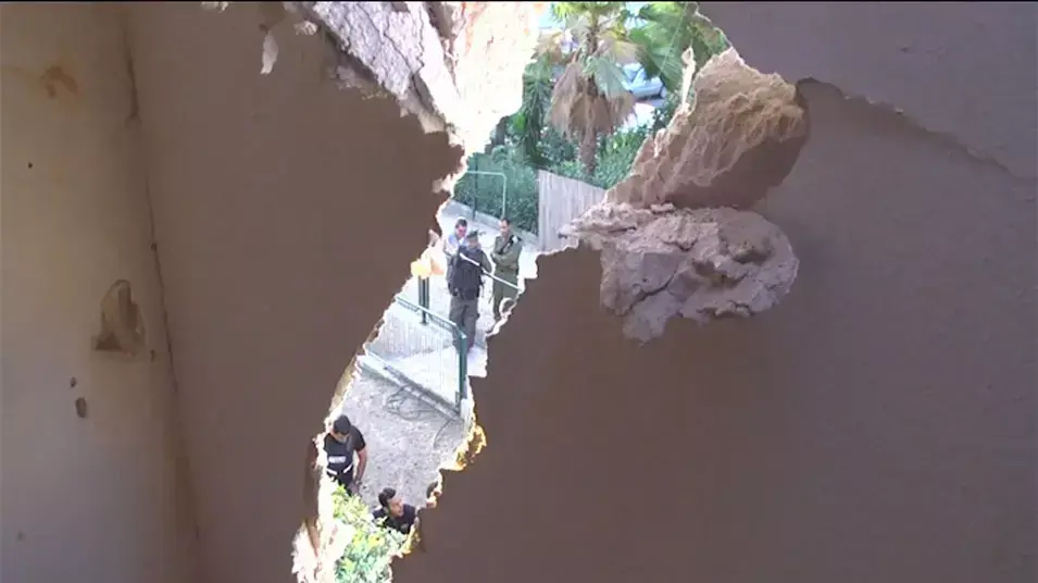 רקטת קסאם פגעה בבית, נפגעת חרדה במקום רקטת קסאם פגעה בבית, נפגעת חרדה במקום