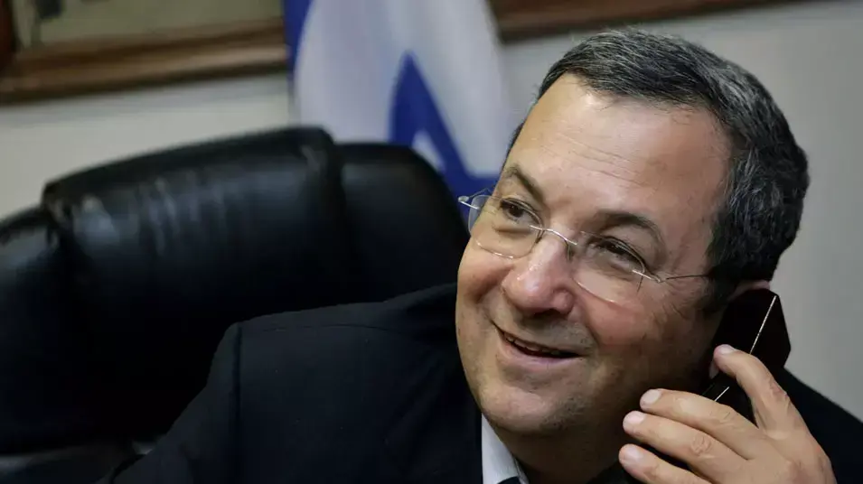 שר הביטחון, אהוד ברק, משוחח בטלפון שר הביטחון, אהוד ברק, משוחח בטלפון