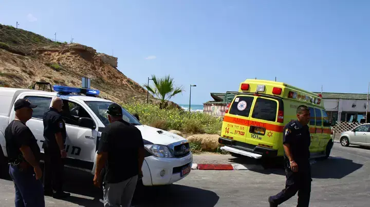 גבר טבע בחוף ארגמן בנתניה, ספטמבר 2012 גבר טבע בחוף ארגמן בנתניה, ספטמבר 2012