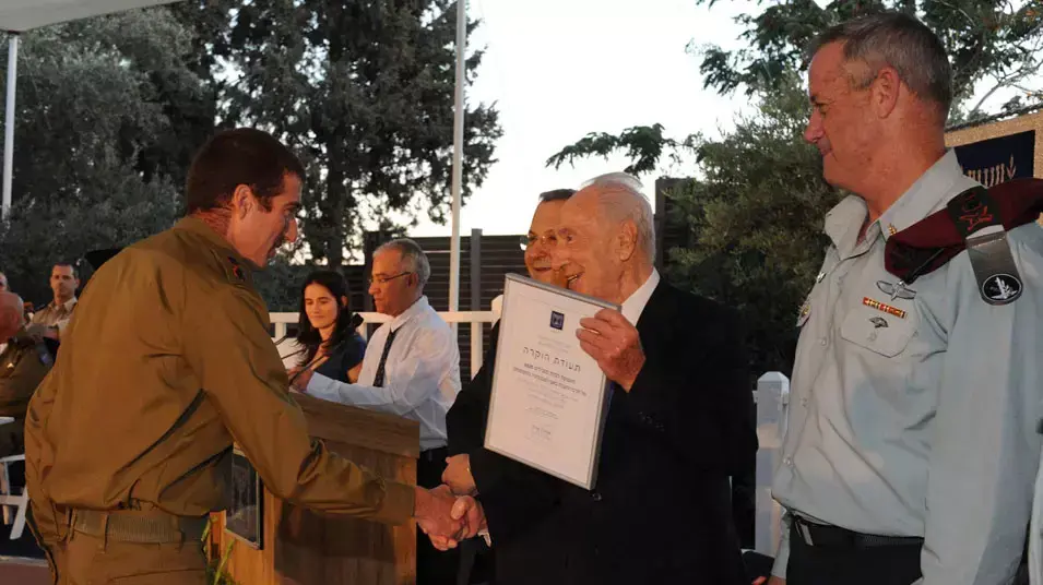 שמעון פרס  אהוד ברק ובני גנץ בטקס הענקת תעודות הוקרה ליחידות מילואים מצטיינות,אוגוסט 2012