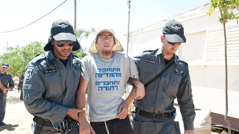 הושלם פינוי מגרון: שוטרים פינו בכוח מתבצרים