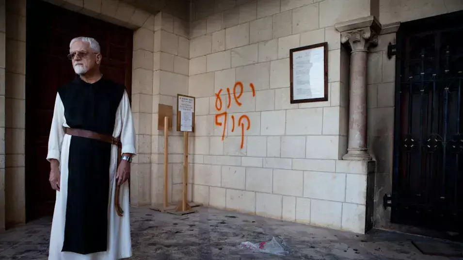 דלת הוצתה וכתובות רוססו במנזר השתקנים