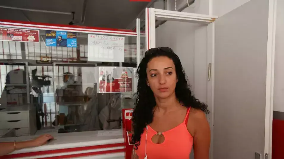 לימור אמסלם מנהלת סניף בנק הדואר בחולון שנשדד, ספטמבר 2012 לימור אמסלם מנהלת סניף בנק הדואר בחולון שנשדד, ספטמבר 2012