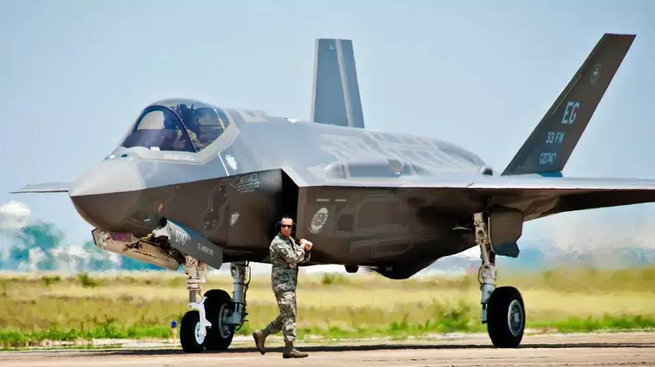 מטוס חמקן מדגם F-35 שעתיד להיכנס לשירות חיל האוויר
