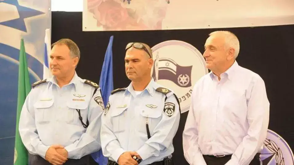 השר לבטחון פנים יצחק אהרונוביץ', מפקד מחוז ירושלים הנכנס יוסי פריינטה ומפכ"ל המשטרה יוחנן דנינו, בטקס הרמת כוסית לראש השנה במטה הארצי של המשטרה, 10 ספטמבר 2012