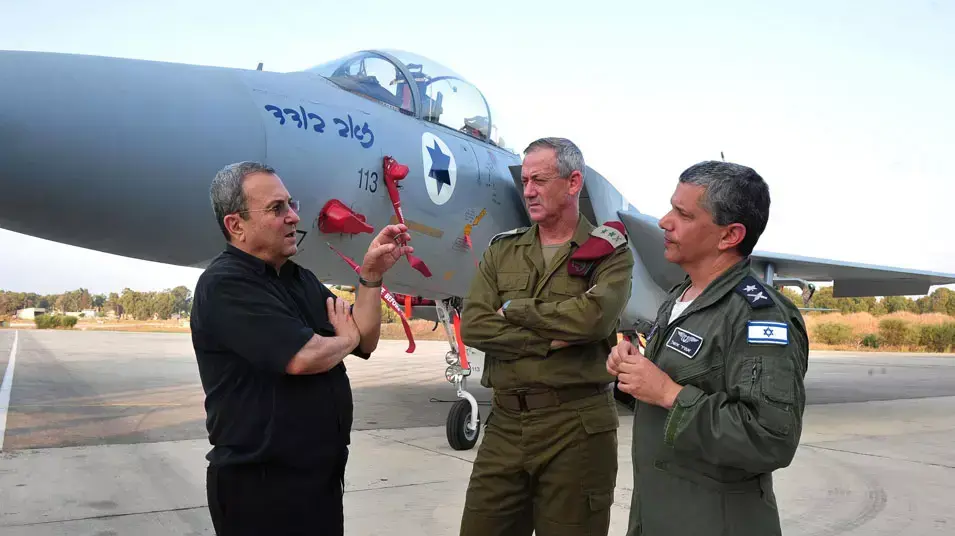 אהוד ברק ובני גנץ מהרמת כוסית לכבוד ראש השנה עם טייסת בבסיס חיל האוויר אהוד ברק ובני גנץ מהרמת כוסית לכבוד ראש השנה עם טייסת בבסיס חיל האוויר