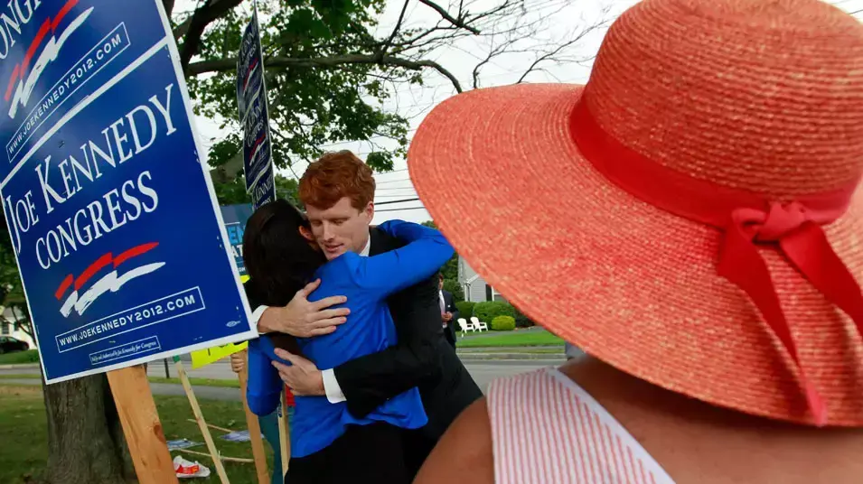 ג'וזף קנדי השלישי, נכדו של רוברט קנדי, שמתמודד במסצ'וסטס על מושב בבית הנבחרים. 6 בספטמבר 2012 ג'וזף קנדי השלישי, נכדו של רוברט קנדי, שמתמודד במסצ'וסטס על מושב בבית הנבחרים. 6 בספטמבר 2012