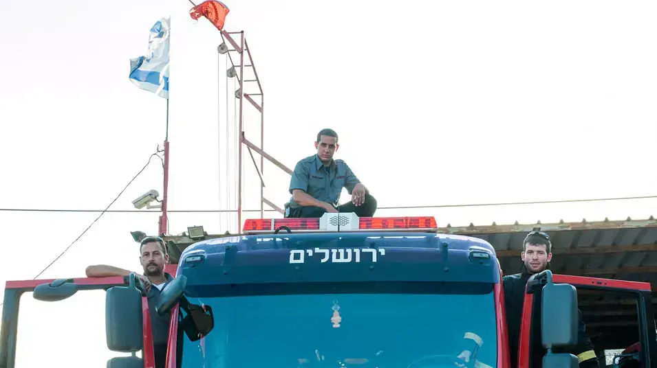 שוכי בנדיקט, מפקד יחידת מתנדבים חרדים בכיבוי ירושלים, שלום גולמבו ויוסי עמר, ירושלים, ספטמבר 2012 שוכי בנדיקט, מפקד יחידת מתנדבים חרדים בכיבוי ירושלים, שלום גולמבו ויוסי עמר, ירושלים, ספטמבר 2012