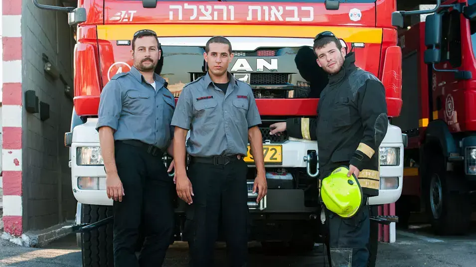 שוכי בנדיקט, מפקד יחידת מתנדבים חרדים בכיבוי ירושלים, שלום גולמבו ויוסי עמר, ירושלים, ספטמבר 2012 שוכי בנדיקט, מפקד יחידת מתנדבים חרדים בכיבוי ירושלים, שלום גולמבו ויוסי עמר, ירושלים, ספטמבר 2012