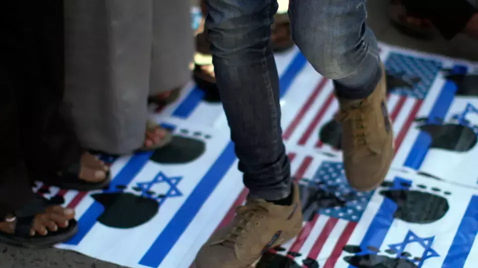 מפגינים מחוץ לשגרירות ארה"ב בצנעא, תימן. 13 בספטמבר 2012 מפגינים מחוץ לשגרירות ארה"ב בצנעא, תימן. 13 בספטמבר 2012