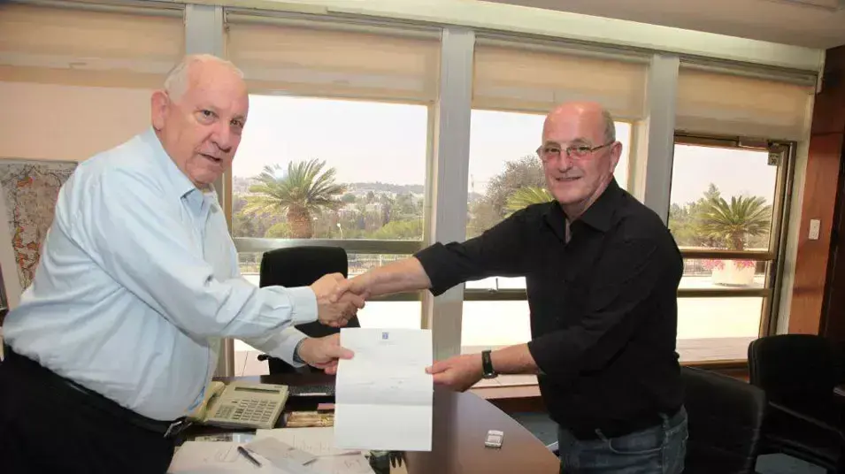 השר יוסי פלד מגיש את התפטרותו מהכנסת ליושב הראש ראובן ריבלין, ספטמבר 2012 השר יוסי פלד מגיש את התפטרותו מהכנסת ליושב הראש ראובן ריבלין, ספטמבר 2012