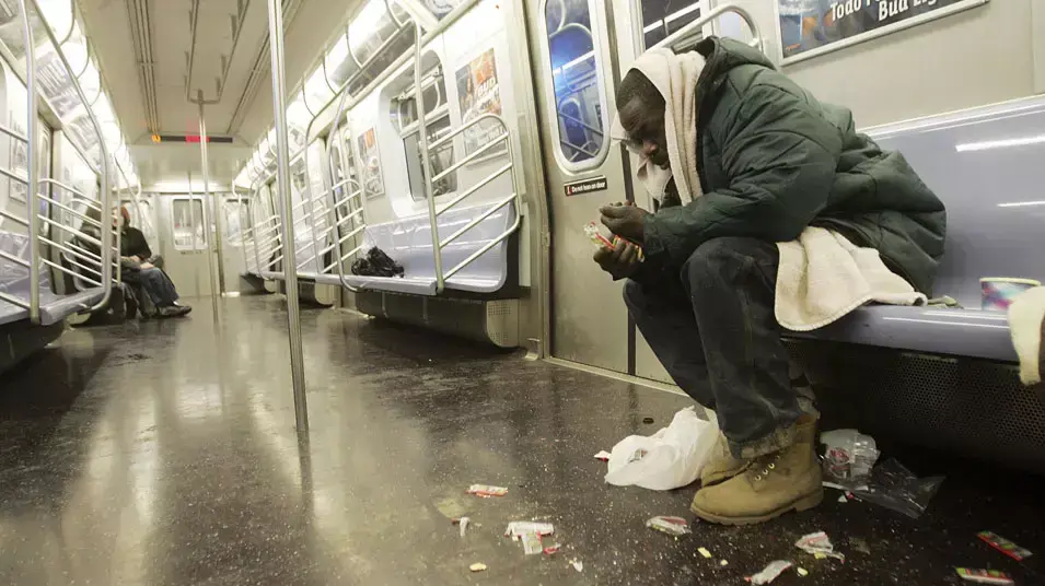 נוסעים ברכבת התחתית בניו יורק נוסעים ברכבת התחתית בניו יורק