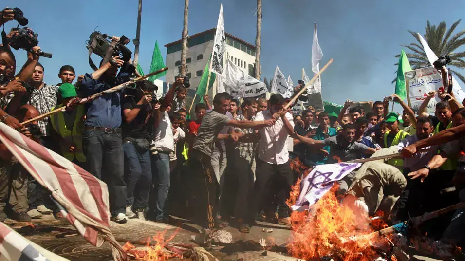 מפגינים שורפים דגלי ארה"ב וישראל בעזה במחאה נגד הסרט על מוחמד מפגינים שורפים דגלי ארה"ב וישראל בעזה במחאה נגד הסרט על מוחמד