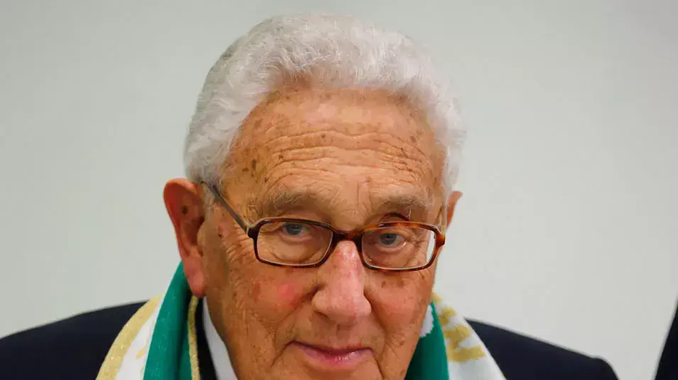 הנרי קיסינג'ר שר החוץ לשעבר של ארצות הברית עם חולצה של גרויטר פירת