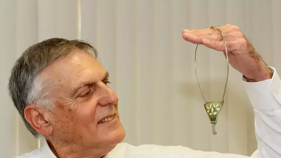 פרופ דן שכטמן מציג תכשיט שעיצב בתערוכה עדי לרעייתי מדעטק חיפה סוכות 2012 פרופ דן שכטמן מציג תכשיט שעיצב בתערוכה עדי לרעייתי מדעטק חיפה סוכות 2012
