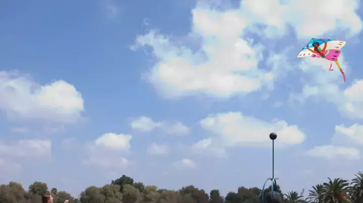 ילדה משחקת בעפיפון בפארק הירקון, ראש השנה ספטמבר 2012