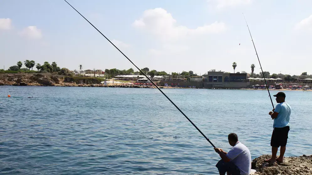 מטיילים בחוף קיסריה מטיילים בחוף קיסריה