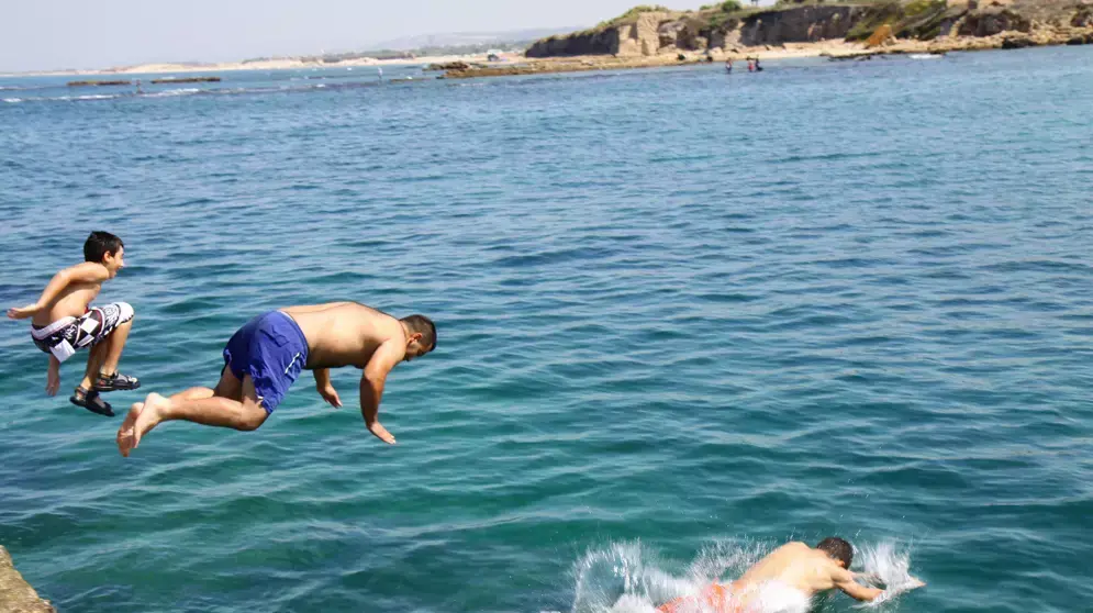מטיילים בחוף קיסריה מטיילים בחוף קיסריה