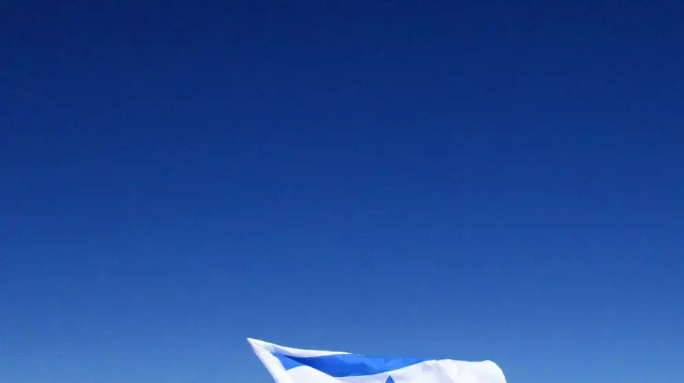 המטפס הישראלי נדב בן יהודה מניף את דגל ישראל על פסגת הר הקאזבק בגאורגיה המטפס הישראלי נדב בן יהודה מניף את דגל ישראל על פסגת הר הקאזבק בגאורגיה