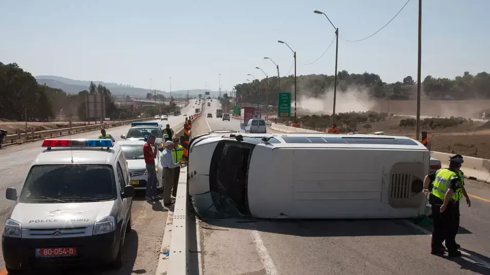 15 פצועים בהתהפכות מיניבוס של עובדים זרים