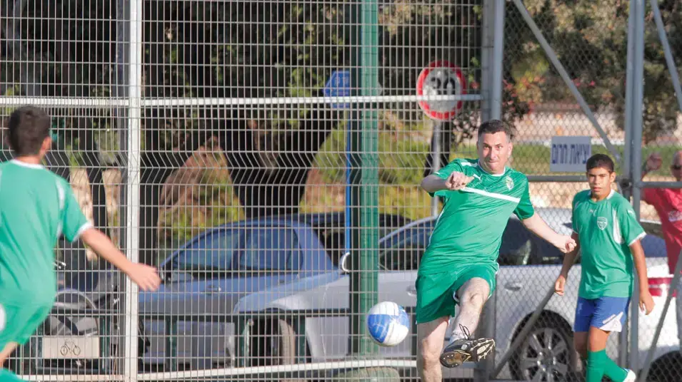 שר החינוך גדעון סער משחק כדורגל עם קבוצת הנוער גדנ"ע יהודה בדרום תל אביב, ספטמבר 2012