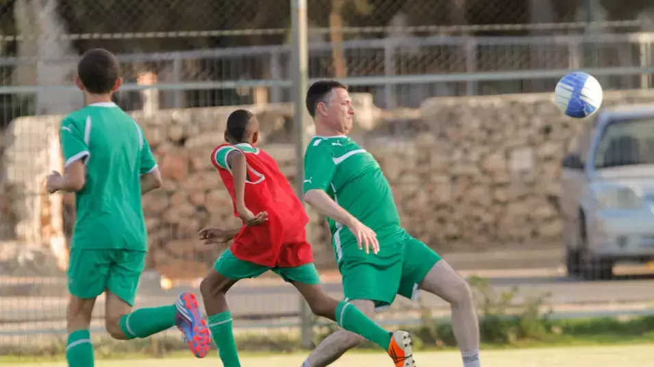 שר החינוך גדעון סער משחק כדורגל עם קבוצת הנוער גדנ"ע יהודה בדרום תל אביב, ספטמבר 2012 שר החינוך גדעון סער משחק כדורגל עם קבוצת הנוער גדנ"ע יהודה בדרום תל אביב, ספטמבר 2012
