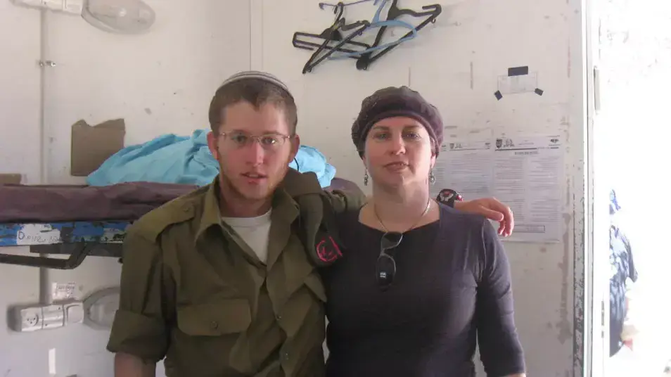 סמל נתנאל יהלומי שנהרג בהיתקלות עם מחבלים בגבול מצרים, עם אמו סמל נתנאל יהלומי שנהרג בהיתקלות עם מחבלים בגבול מצרים, עם אמו