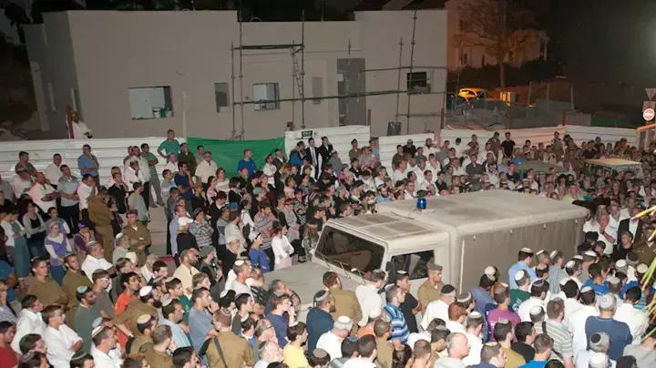 מאות בהלווית רב"ט נתנאל יהלומי שנהרג בתקרית ירי בגבול מצרים, ספטמבר 2012 מאות בהלווית רב"ט נתנאל יהלומי שנהרג בתקרית ירי בגבול מצרים, ספטמבר 2012