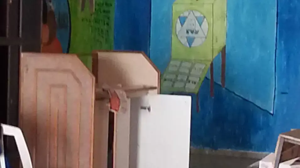 סניף תנועת הנוער "עזרא" בלוד לאחר פריצה ומעשי ונדליזם, ספטמבר 2012 סניף תנועת הנוער "עזרא" בלוד לאחר פריצה ומעשי ונדליזם, ספטמבר 2012