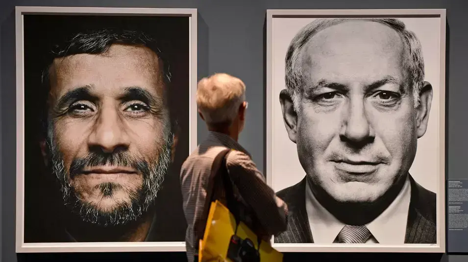 דיוקניהם של בנימין נתניהו ומחמוד אחמדינג'ד במיצג "פני הכוח" בתערוכת "פוטוקינה" בקלן. גרמניה, 23 בספטמבר 2012 דיוקניהם של בנימין נתניהו ומחמוד אחמדינג'ד במיצג "פני הכוח" בתערוכת "פוטוקינה" בקלן. גרמניה, 23 בספטמבר 2012