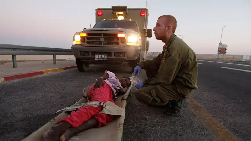 חיילי צה"ל בגבול מצרים מטפלים במסתננים מסודן שסבלו מהתייבשות. 21 בספטמבר 2012 חיילי צה"ל בגבול מצרים מטפלים במסתננים מסודן שסבלו מהתייבשות. 21 בספטמבר 2012