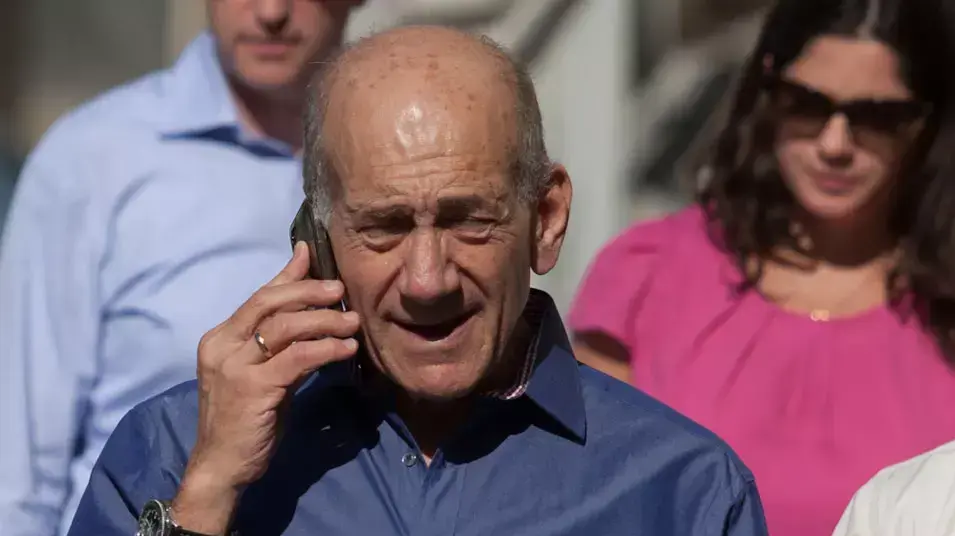 אהוד אולמרט לאחר גזר הדין יוצא מבית המשפט , ספטמבר 2012 אהוד אולמרט לאחר גזר הדין יוצא מבית המשפט , ספטמבר 2012