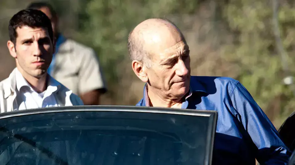 אהוד אולמרט נותן הצהרה מחוץ לביתו לאחר גזר הדין , סמפטמבר 2012 אהוד אולמרט נותן הצהרה מחוץ לביתו לאחר גזר הדין , סמפטמבר 2012