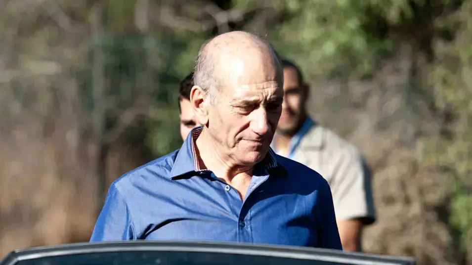 אהוד אולמרט נותן הצהרה מחוץ לביתו לאחר גזר הדין , סמפטמבר 2012 אהוד אולמרט נותן הצהרה מחוץ לביתו לאחר גזר הדין , סמפטמבר 2012