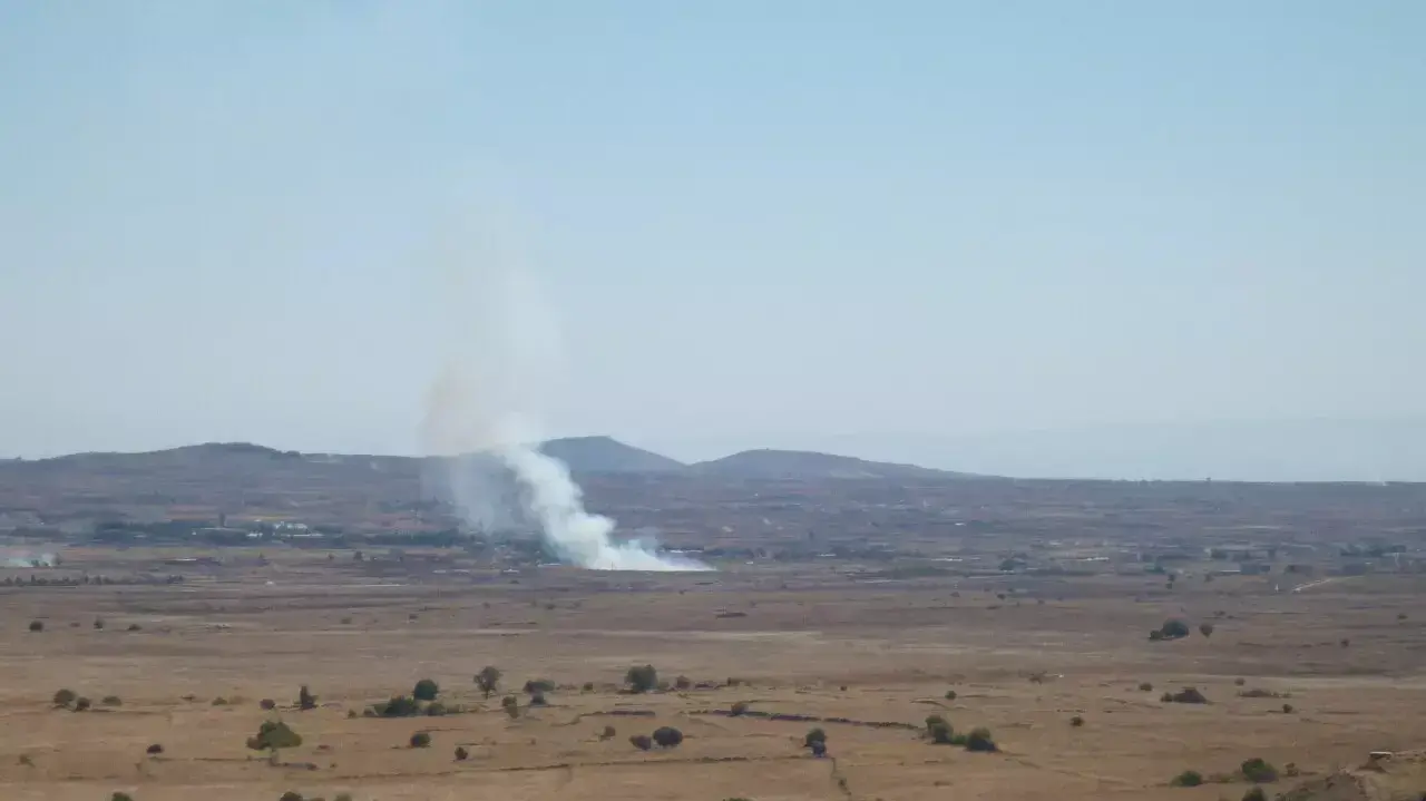 עשן מירי פצמ"רים ליד הכפר ג'ובאתא אל-חשב מעבר לגבול ברמת הגולן, סוריה, 25 ספטמבר 2012 עשן מירי פצמ"רים ליד הכפר ג'ובאתא אל-חשב מעבר לגבול ברמת הגולן, סוריה, 25 ספטמבר 2012
