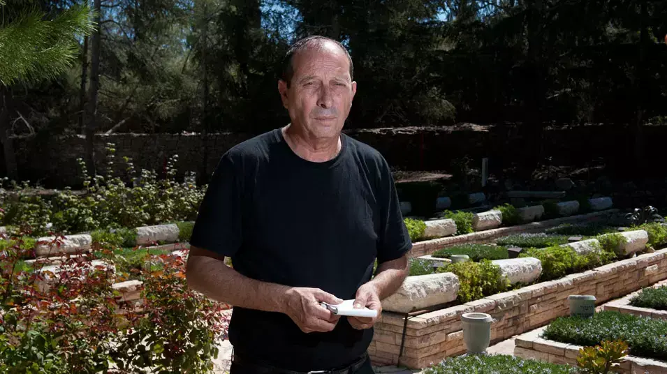 דודו גלבוע מבקר את חבריו ליחדה בבית הקברות בהר הרצל 