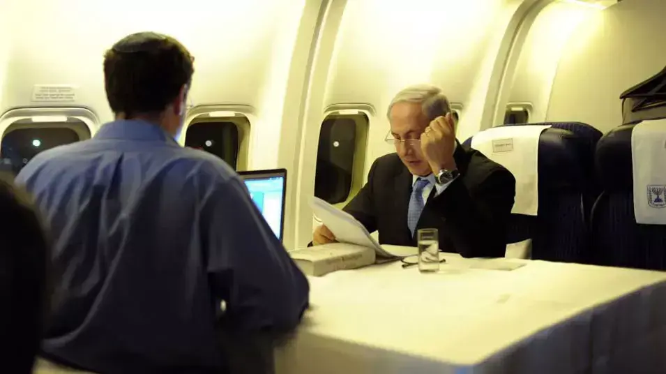 ראש הממשלה בנימין נתניהו במטוס בדרך לעצרת הכללים של האו"ם בניו יורק ראש הממשלה בנימין נתניהו במטוס בדרך לעצרת הכללים של האו"ם בניו יורק