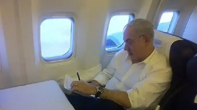 ראש הממשלה בנימין נתניהו במטוס בדרכו לעצרת הכללית של האו"ם בניו יורק