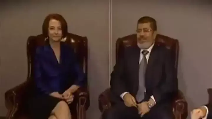 לא נעים: מורסי חיטט באיבר מינו במהלך פגישה