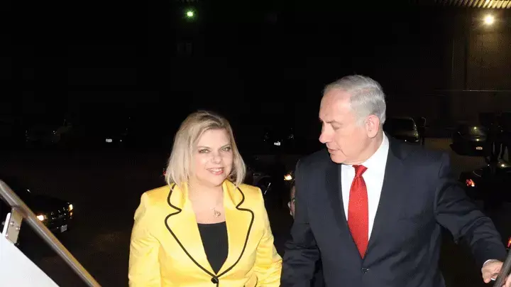 ראש הממשלה בנימין נתניהו ורעייתו עולים על מטוס מניו יורק לישראל