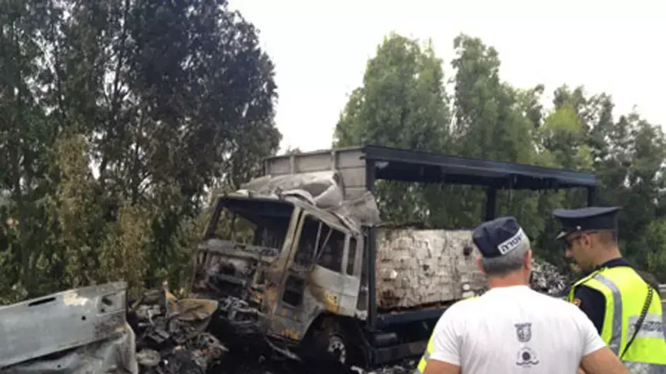 תאונת דרכים בין משאית לרכב פרטי בניצני עוז, ספטמבר 2012 תאונת דרכים בין משאית לרכב פרטי בניצני עוז, ספטמבר 2012