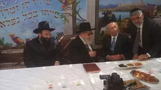 נשיא המדינה שמעון פרס בסוכותיהם של הרב עובדיה יוסף, הרב יונה מצגר והרב שלמה עמאר, אוקטובר 2012 נשיא המדינה שמעון פרס בסוכותיהם של הרב עובדיה יוסף, הרב יונה מצגר והרב שלמה עמאר, אוקטובר 2012