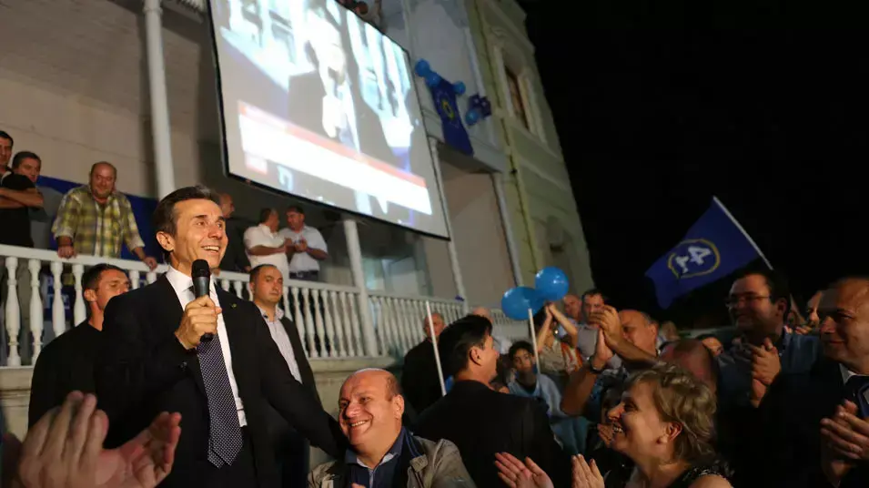 מנהיג מפלגת האופוזיציה הגאורגית "החלום הגאורגי", בידזינה איוואנשווילי, נואם בפני תומכיו בבירה טביליסי לאחר היוודע תוצאות הבחירות, 1 אוקטובר 2012 מנהיג מפלגת האופוזיציה הגאורגית "החלום הגאורגי", בידזינה איוואנשווילי, נואם בפני תומכיו בבירה טביליסי לאחר היוודע תוצאות הבחירות, 1 אוקטובר 2012